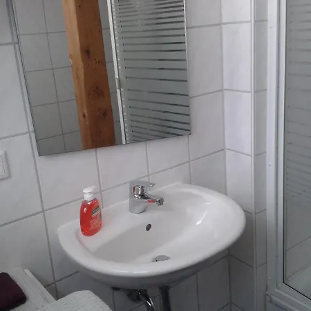 Mit Eigenem Bad Und Kuchenzeile Apartament